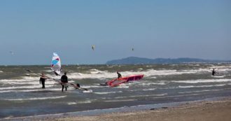 Copertina di Pasquetta in zona rossa, in Romagna decine di persone in mare per fare windsurf e kitesurf