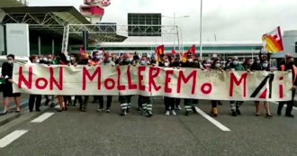 Copertina di Alitalia, 300 lavoratori sfilano davanti all’aeroporto di Fiumicino: “Draghi non è venuto a salvare l’Italia” – Video