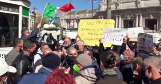 Milano, gli ambulanti in protesta contro le restrizioni del governo: “Non ce la facciamo più, siamo alla fame”