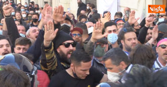 Roma, tra i manifestanti anti-chiusure spunta anche qualche braccio teso – Video