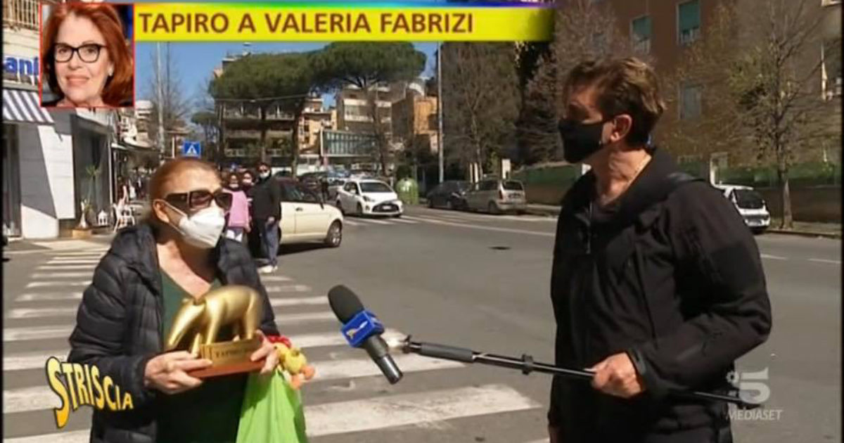 Striscia la Notizia consegna il Tapiro a Valeria Fabrizi. Lei si sfoga: “Sto soffrendo moltissimo, sto male. Non fatelo!”