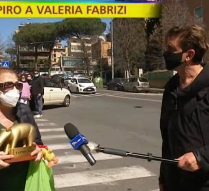 Striscia la Notizia consegna il Tapiro a Valeria Fabrizi. Lei si sfoga: “Sto soffrendo moltissimo, sto male. Non fatelo!”