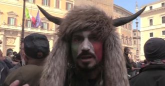Protesta ristoratori a Montecitorio, spunta anche un “vichingo” come a Capitol Hill: “Io aperto dal 15 gennaio, qui per testimoniare che è possibile”