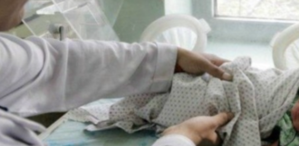 Copertina di Studentessa di 13 anni entra in travaglio durante un esame: va in ospedale, partorisce e torna a finire il test