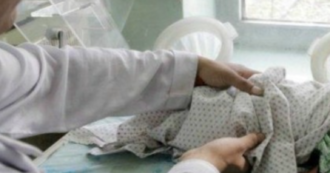 Copertina di Studentessa di 13 anni entra in travaglio durante un esame: va in ospedale, partorisce e torna a finire il test