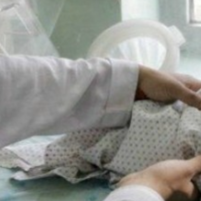Studentessa di 13 anni entra in travaglio durante un esame: va in ospedale, partorisce e torna a finire il test