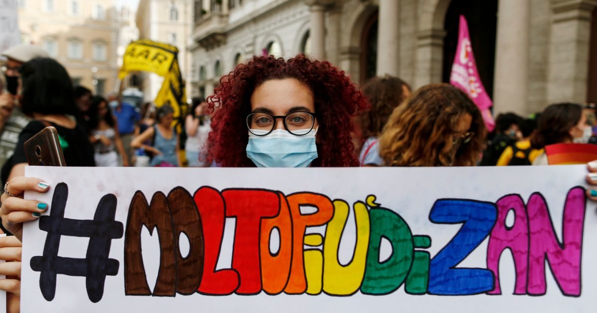 Ddl Zan, la Lega ottiene l’ennesimo rinvio in Senato. La legge contro omotransfobia in ostaggio del centrodestra: cosa c’è nel testo e chi si oppone