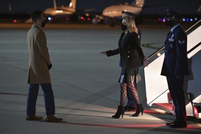 Jill Biden in minigonna di pelle, stivaletti e calze a rete fa discutere: "Sembra Madonna, look pacchiano per una First Lady" - FOTO - Il Fatto Quotidiano
