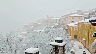 Copertina di Parco Nazionale d’Abruzzo, il colpo di coda dell’inverno imbianca il borgo di Barrea: le suggestive immagini delle forti nevicate