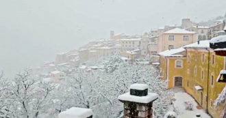Copertina di Parco Nazionale d’Abruzzo, il colpo di coda dell’inverno imbianca il borgo di Barrea: le suggestive immagini delle forti nevicate
