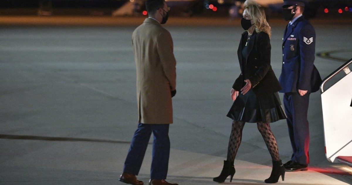 Jill Biden in minigonna di pelle, stivaletti e calze a rete fa discutere: “Sembra Madonna, look pacchiano per una First Lady” – FOTO