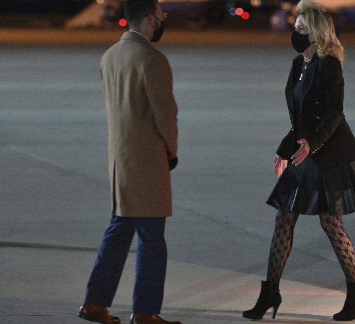 Jill Biden in minigonna di pelle, stivaletti e calze a rete fa discutere: “Sembra Madonna, look pacchiano per una First Lady” – FOTO