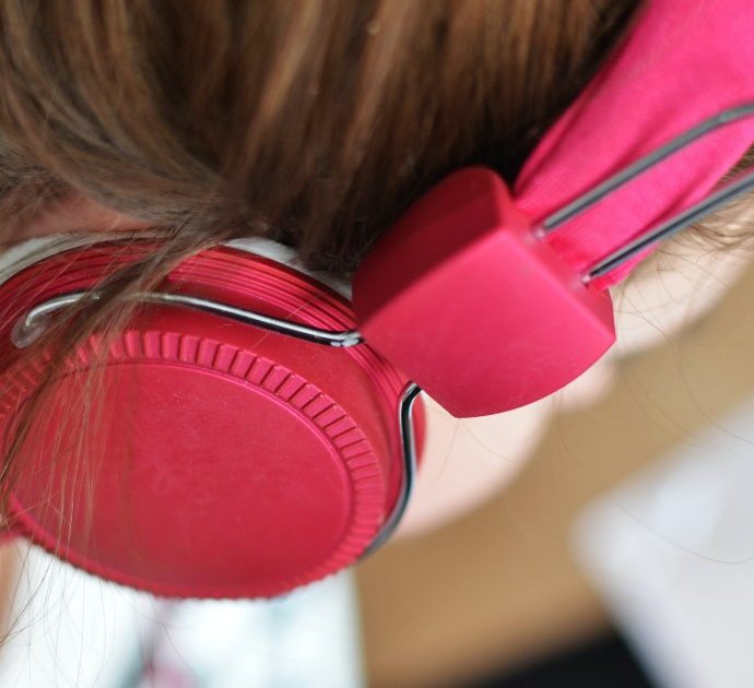 I problemi di udito non li hanno solo gli anziani, ma sempre più giovani e adolescenti: ecco di chi è la “colpa”