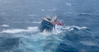 Copertina di Cargo olandese in difficoltà tra onde altissime, il salvataggio con gli elicotteri della guardia costiera norvegese è spettacolare