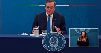 Copertina di Vaccini, Draghi: “Con che coscienza la gente salta la lista sapendo che espone anziani e fragili a rischio di morte?”