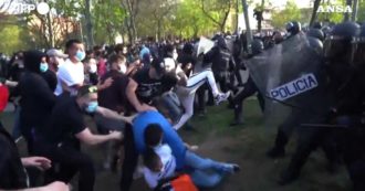 Copertina di Madrid, proteste contro il comizio di Vox in un quartiere operaio: scontri tra polizia e manifestanti. Due arresti e decine di feriti – Video