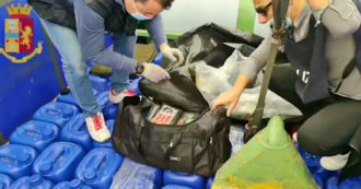 Copertina di Cagliari, la polizia ferma un tir e scopre 20 chili di cocaina nascosta tra la merce – Video