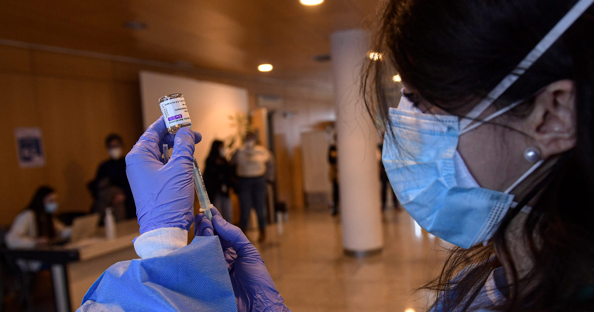 Europa in ordine sparso su Astrazeneca: ogni Paese fissa limiti di età diversi. Caos regole anche per chi deve fare la seconda dose – La mappa