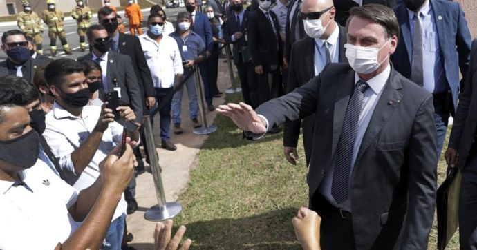 Brasile, Senato apre indagine sulla gestione della pandemia di Bolsonaro. Per lui “il virus strumentalizzato contro il presidente”