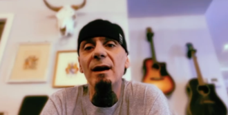 Copertina di J-Ax ha avuto il Covid e ora sfoga la sua rabbia sui vaccini: “C’è stato un catastrofico fallimento” – Video