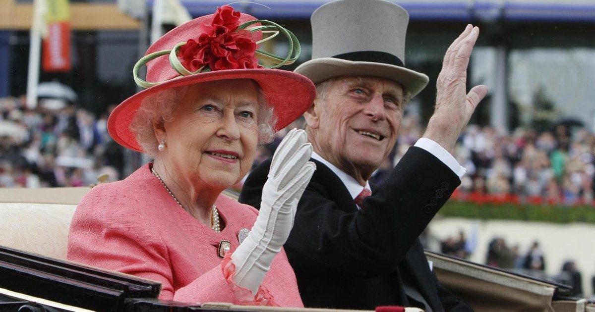 Morto Principe Filippo, la regina Elisabetta lo ricorda su Instagram con questa sua foto da giovane (o quasi)