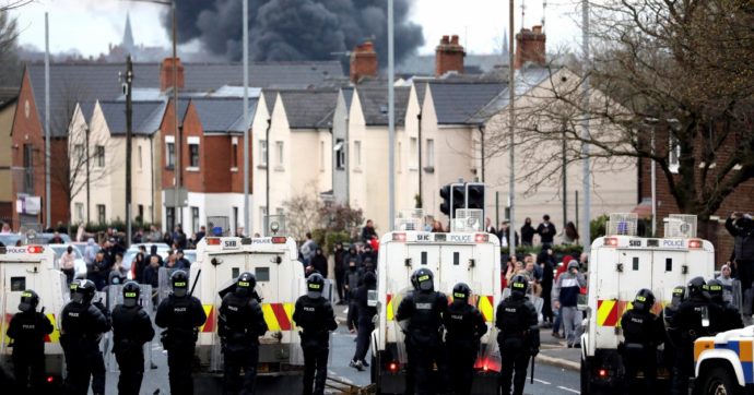 Gli unionisti bruciano i bus. È un messaggio per BoJo