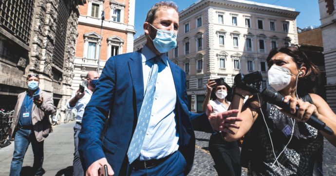 I soldi o addio Rousseau: l’ultimatum di Casaleggio