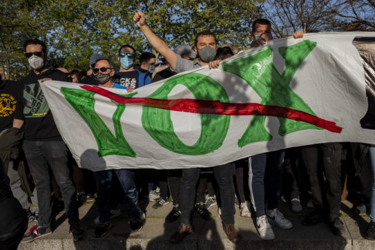 Madrid, campagna elettorale al via (in barba alle regole): tra malati finti e provocazioni dell’ultradestra