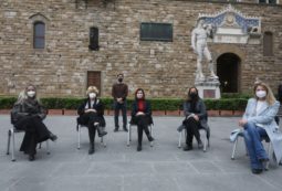 Copertina di #iomisiedo, le assessore e la vicesindaca di Firenze manifestano per solidarietà alla presidente della Commissione europea