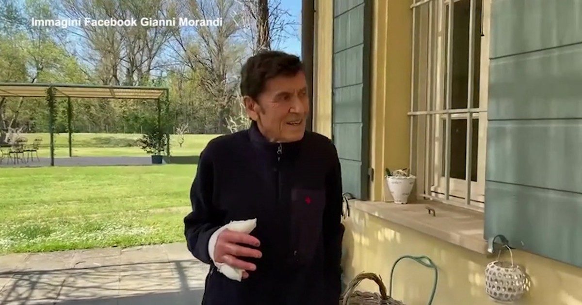 Sanremo 2022, Gianni Morandi resta in gara: video pubblicato per “un inconveniente dovuto alla necessità di portare un tutore alla mano destra”