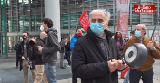 Copertina di Covid in Lombardia, proteste con pentole e coperchi sotto la Regione: “Qui è andato tutto male. Le scuse non bastano, ora dimissioni”