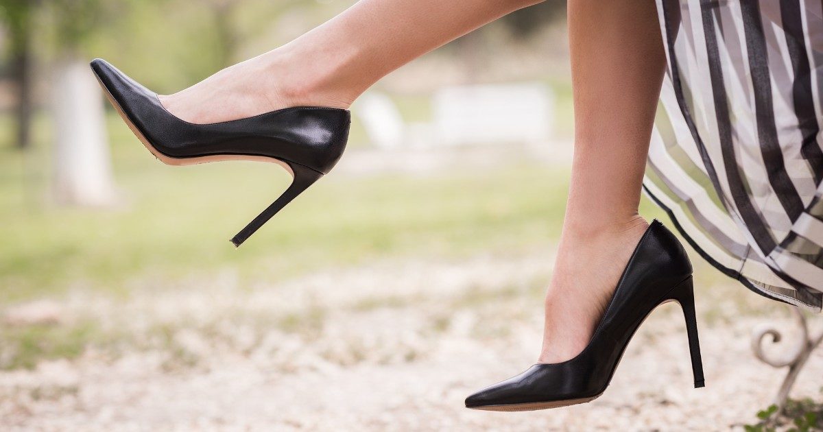 Rubava scarpe di giovani donne e le sostituiva con modelli nuovi: “Volevo odorarle”. Fermato dalla polizia