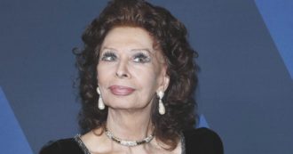 Copertina di Sophia Loren compie 88 anni, Rai 1 le dedica un documentario in prima serata: “Senza queste ferite non sarebbe diventata la diva che è”