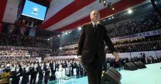 Copertina di Deluso da Putin e pressato dalla crisi economica Erdogan prova a riavvicinarsi agli Usa