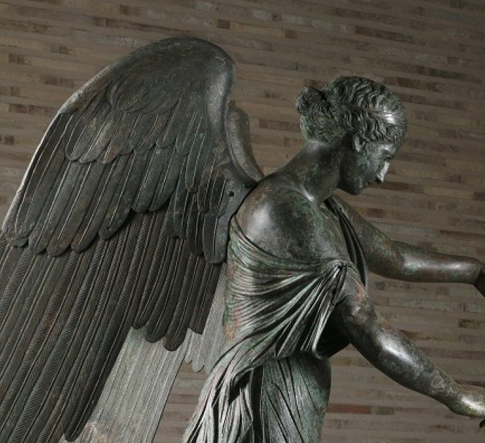 La nuova veste della Vittoria Alata di Brescia: la statua torna a casa dopo due anni di restauro e di studi fiorentini. Le foto prima e dopo