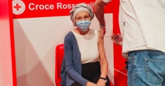 Copertina di Emma Bonino si è vaccinata con Astrazeneca: “Necessario farlo per proteggere se stessi e gli altri”