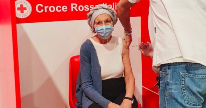 Emma Bonino si è vaccinata con Astrazeneca: “Necessario farlo per proteggere se stessi e gli altri”