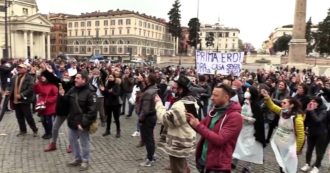 Vogliono lavorare nella sanità ma senza vaccino: sit in per la “libertà di scelta”. I motivi? “Scienza ricattatrice”, “è battaglia tra menzogna e Dio”