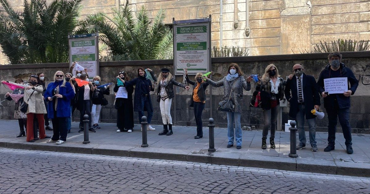 Napoli, in corteo con le mutande in mano: la protesta dello shopping di lusso. “Perché possono aprire solo i negozi di intimo?”
