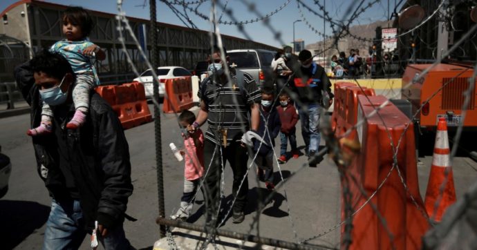 I migranti accerchiano Biden, lui offre camere con vista sul deserto