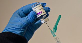 Copertina di AstraZeneca, il Cts verso lo stop sotto i 50 anni e valuta anche vaccino diverso per i richiami. Sicilia ferma la somministrazione ad under 60