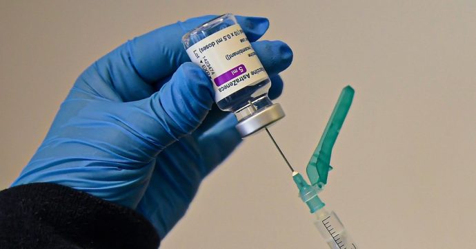 Vaccino Astrazeneca, l’Ema: “Non individuati i fattori di rischio per trombosi rare”