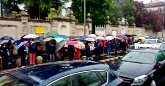 Milano, lunghe code sotto la pioggia fuori dall’hub vaccinale di Baggio: interviene la polizia