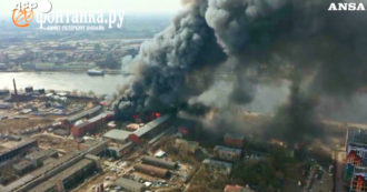 Copertina di Russia, gigantesco incendio in fabbrica storica di San Pietroburgo: la nube di fumo nero è visibile in tutta la città – Video