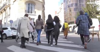 Copertina di Sofagate, gruppo di donne parigine protesta davanti all’ambasciata della Turchia: il flashmob con sedie e sgabelli – Video