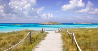 Copertina di Formentera ha una spiaggia (e un faro) proprio per tutti