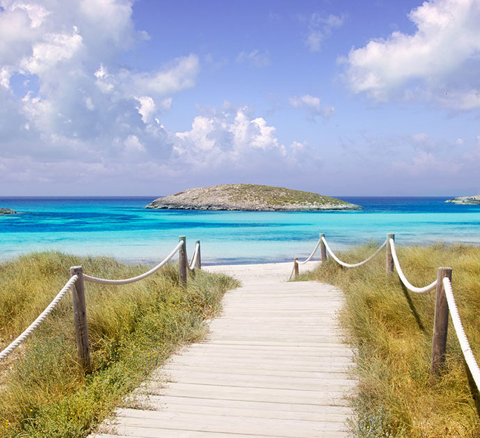 Formentera ha una spiaggia (e un faro) proprio per tutti