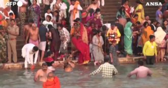 Copertina di Covid, paura contagi in India per la festa religiosa Kumbh Mela: decine di fedeli si ammassano nel Gange senza mascherina – Video