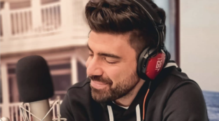 Copertina di Gianluca Gazzoli di Radio Deejay: “Un defibrillatore nel petto mi ha salvato, non ne ho parlato perché non volevo compassione”