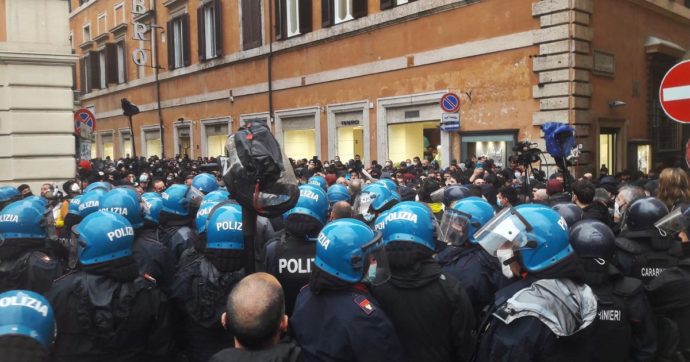 Roma, sit in IoApro: disordini in via del Corso, momenti di tensione e cariche della polizia. L’arrivo di Casapound: lanci di bombe carta
